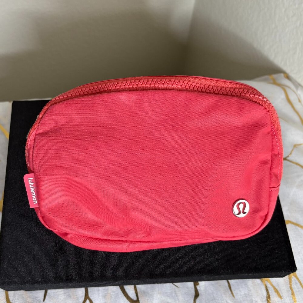 Lululemon Everywhere Belt Bag 1L – Pink Punch